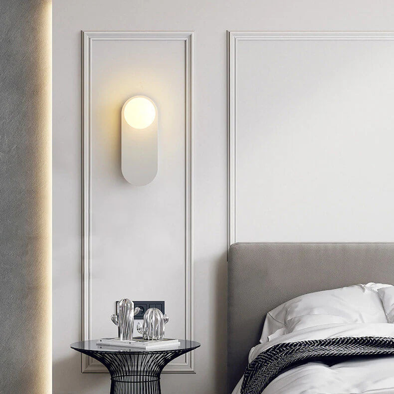 Minimalistyczna kinkietowa lampa ścienna z okrągłą szklaną podstawą
