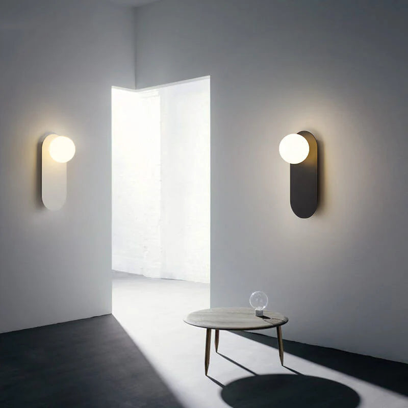 Minimalistyczna kinkietowa lampa ścienna z okrągłą szklaną podstawą