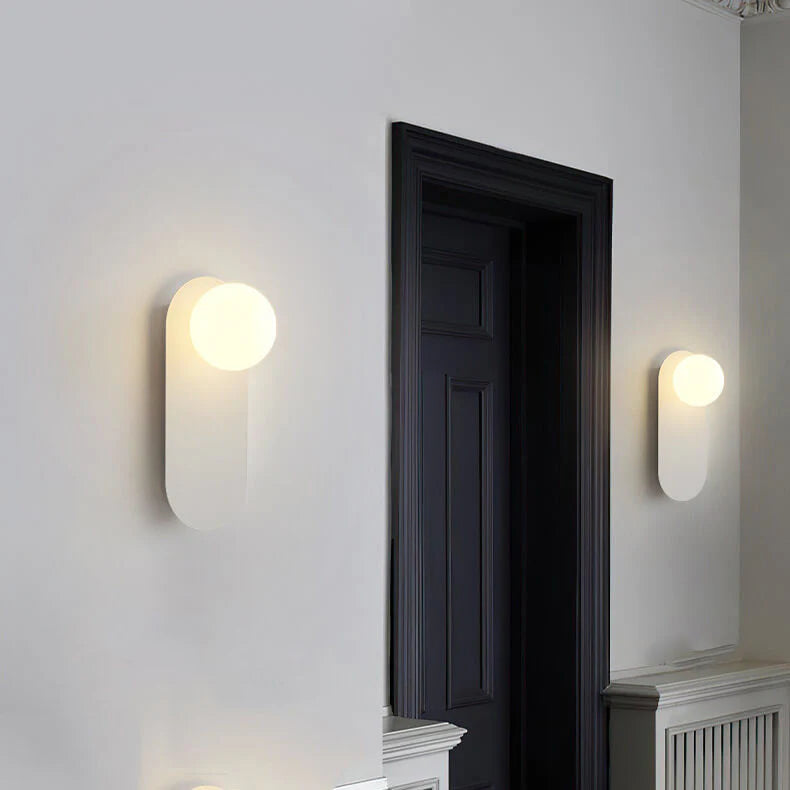Minimalistyczna kinkietowa lampa ścienna z okrągłą szklaną podstawą