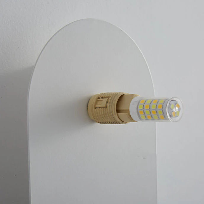 Minimalistyczna kinkietowa lampa ścienna z okrągłą szklaną podstawą