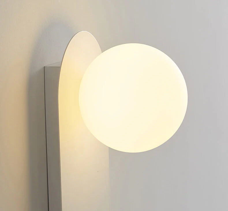 Minimalistyczna kinkietowa lampa ścienna z okrągłą szklaną podstawą