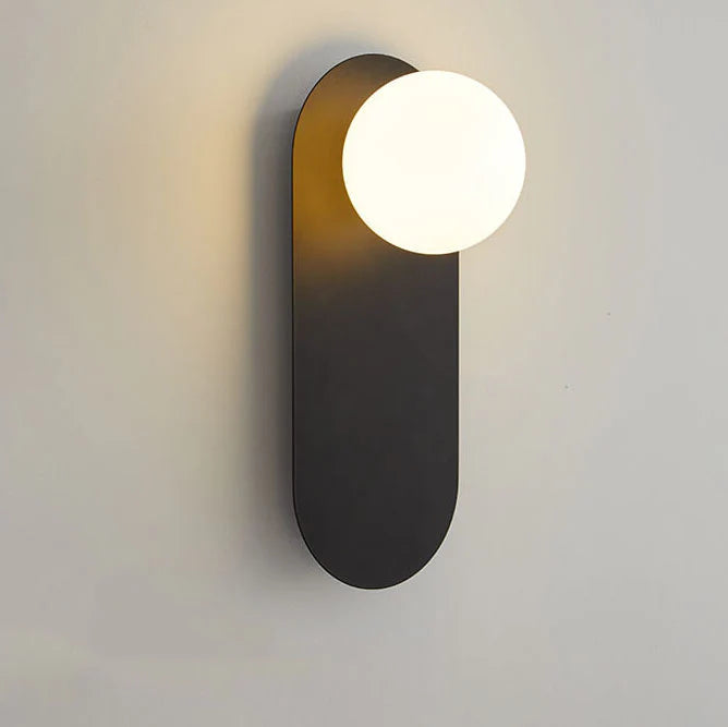 Minimalistyczna kinkietowa lampa ścienna z okrągłą szklaną podstawą