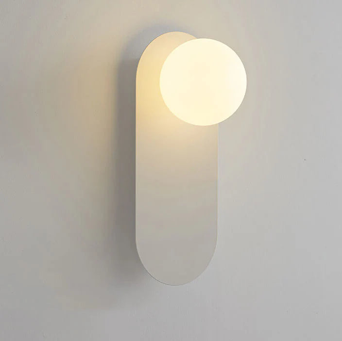 Minimalistyczna kinkietowa lampa ścienna z okrągłą szklaną podstawą