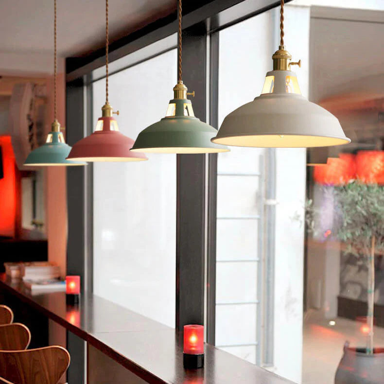Industrialna kolorowa lampa wisząca z kloszem