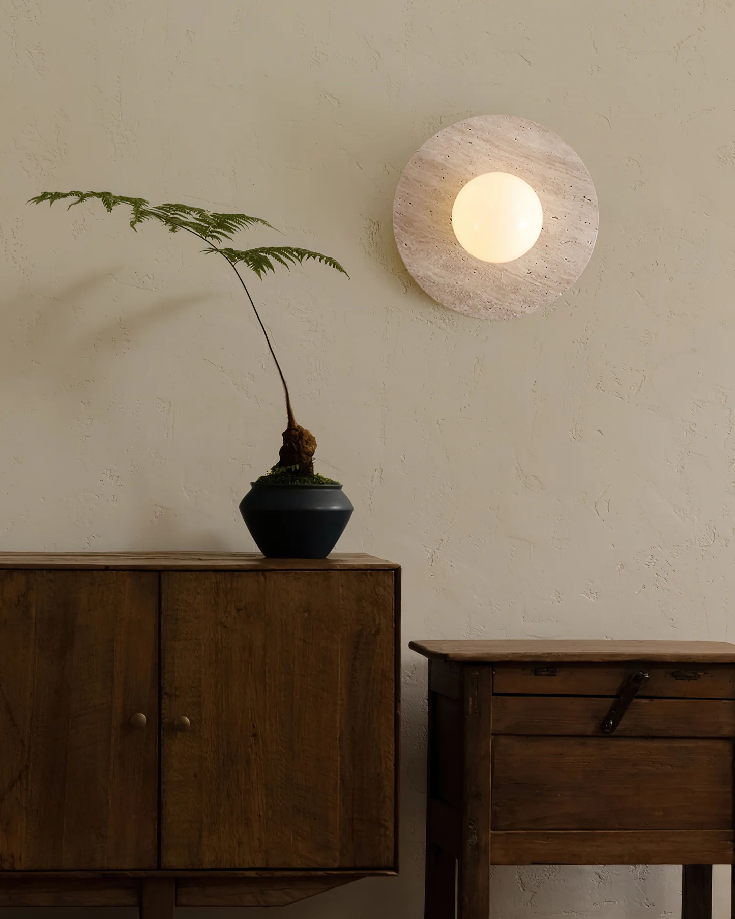 Lampa ścienna Elira z trawertynu