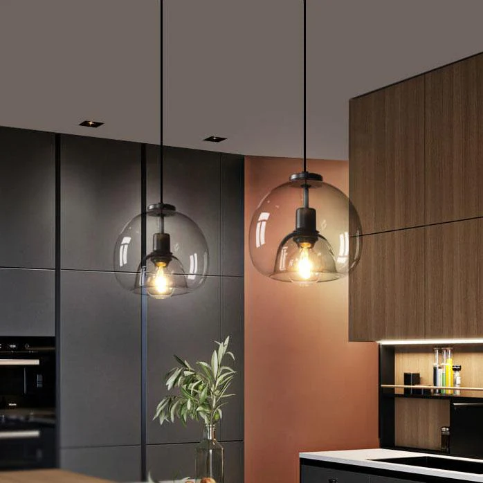 Minimalistyczna lampa wisząca z dmuchanego szkła