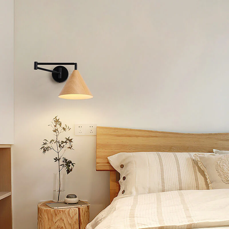 Minimalistyczna kinkietowa lampa ścienna z stożkowym kloszem i obrotowym ramieniem