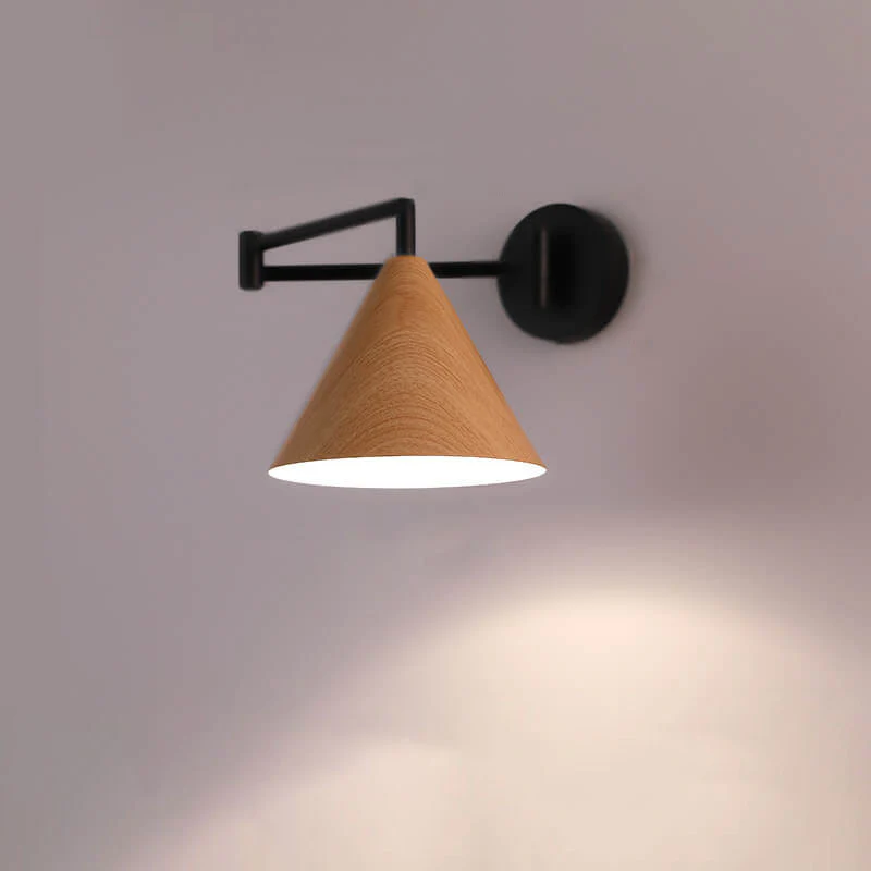 Minimalistyczna kinkietowa lampa ścienna z stożkowym kloszem i obrotowym ramieniem