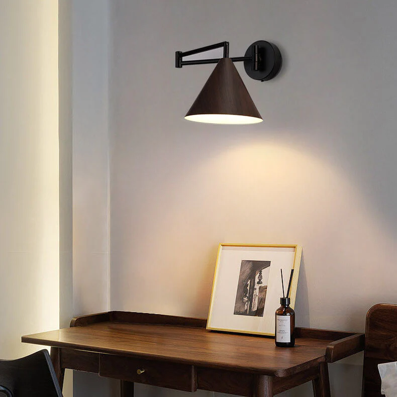 Minimalistyczna kinkietowa lampa ścienna z stożkowym kloszem i obrotowym ramieniem