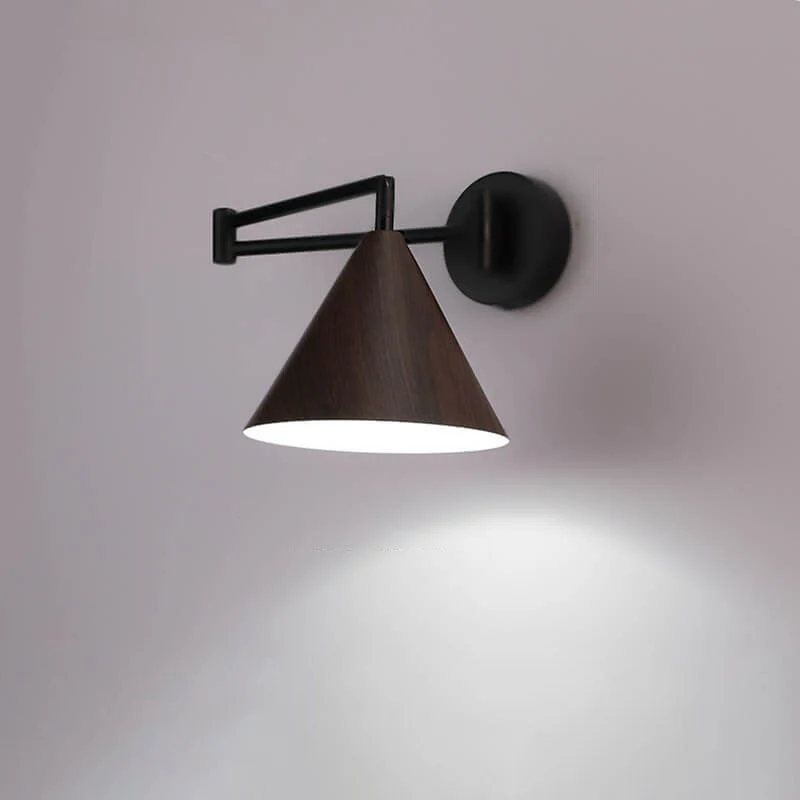 Minimalistyczna kinkietowa lampa ścienna z stożkowym kloszem i obrotowym ramieniem