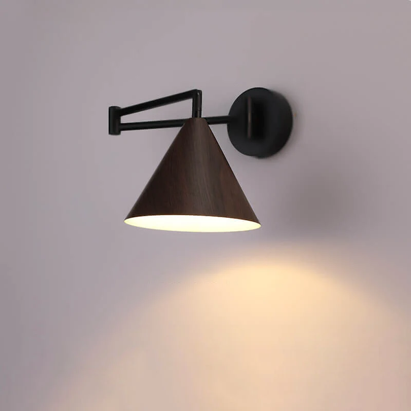 Minimalistyczna kinkietowa lampa ścienna z stożkowym kloszem i obrotowym ramieniem