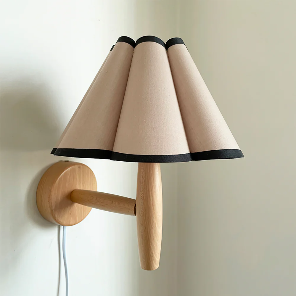 Wtykowa lampa ścienna w stylu vintage z karbowanym kloszem