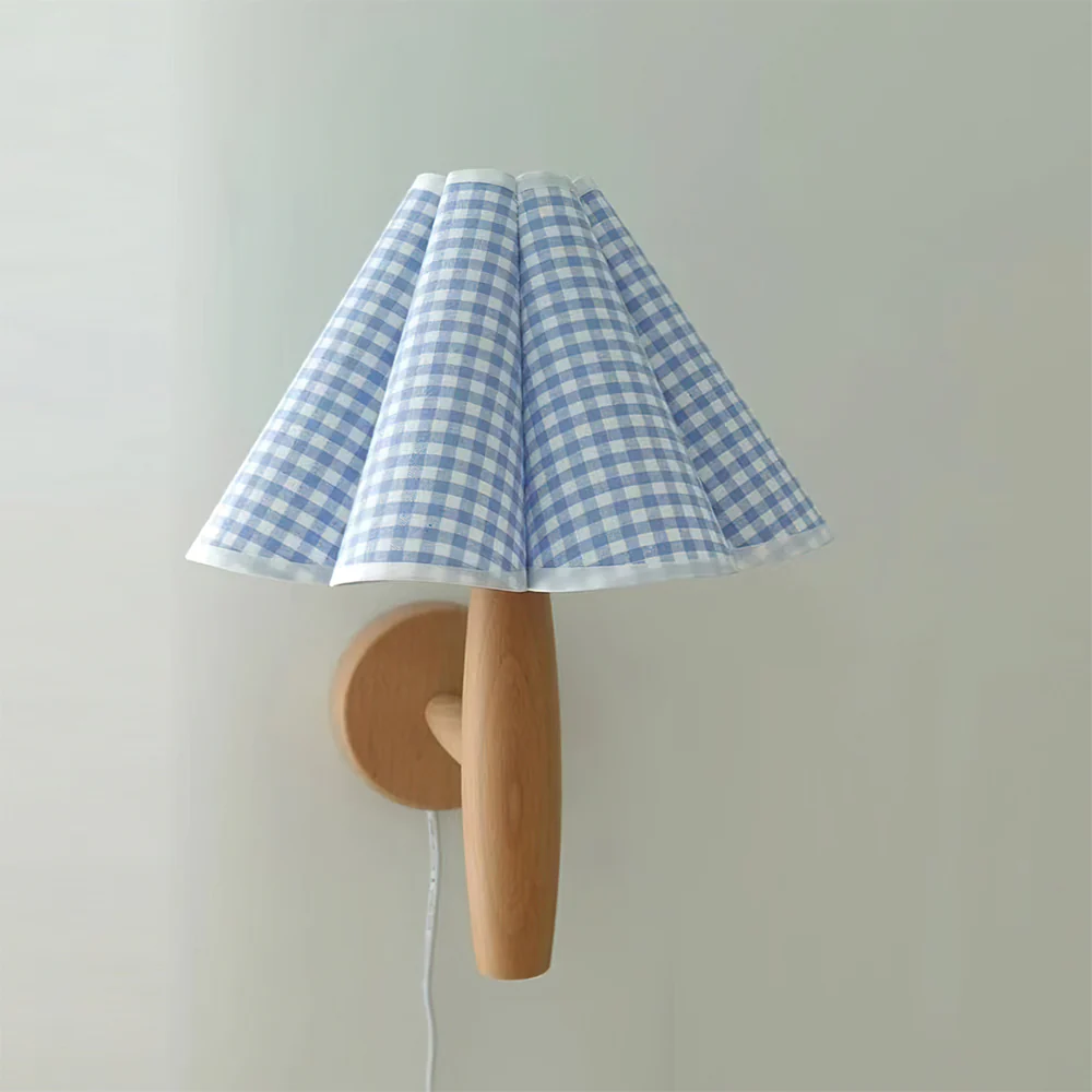 Wtykowa lampa ścienna w stylu vintage z karbowanym kloszem