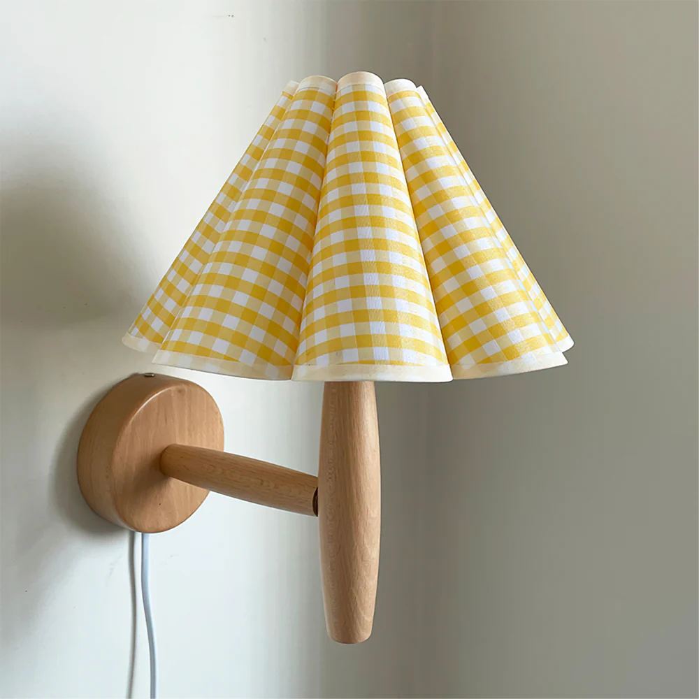Wtykowa lampa ścienna w stylu vintage z karbowanym kloszem