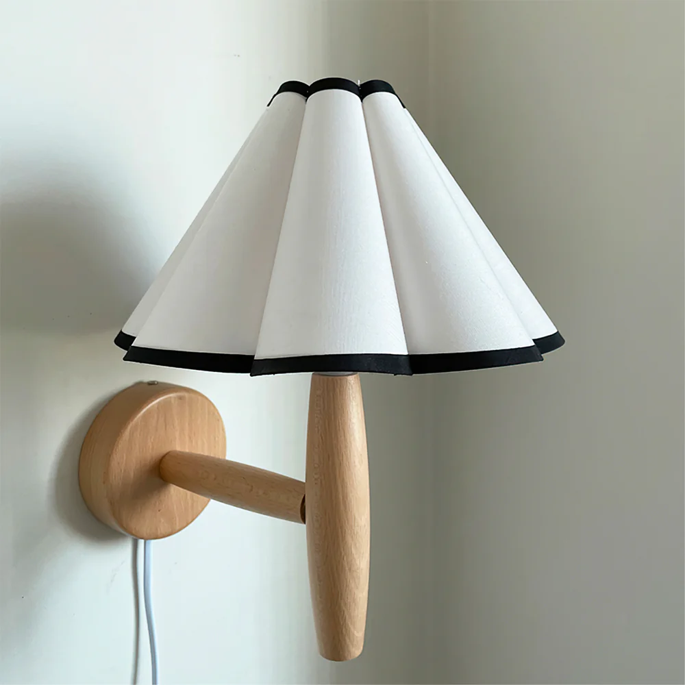 Wtykowa lampa ścienna w stylu vintage z karbowanym kloszem