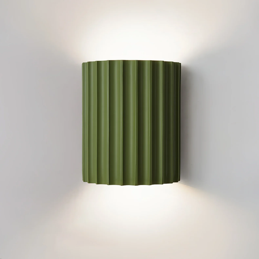 Lampa ścienna z karbowanej żywicy