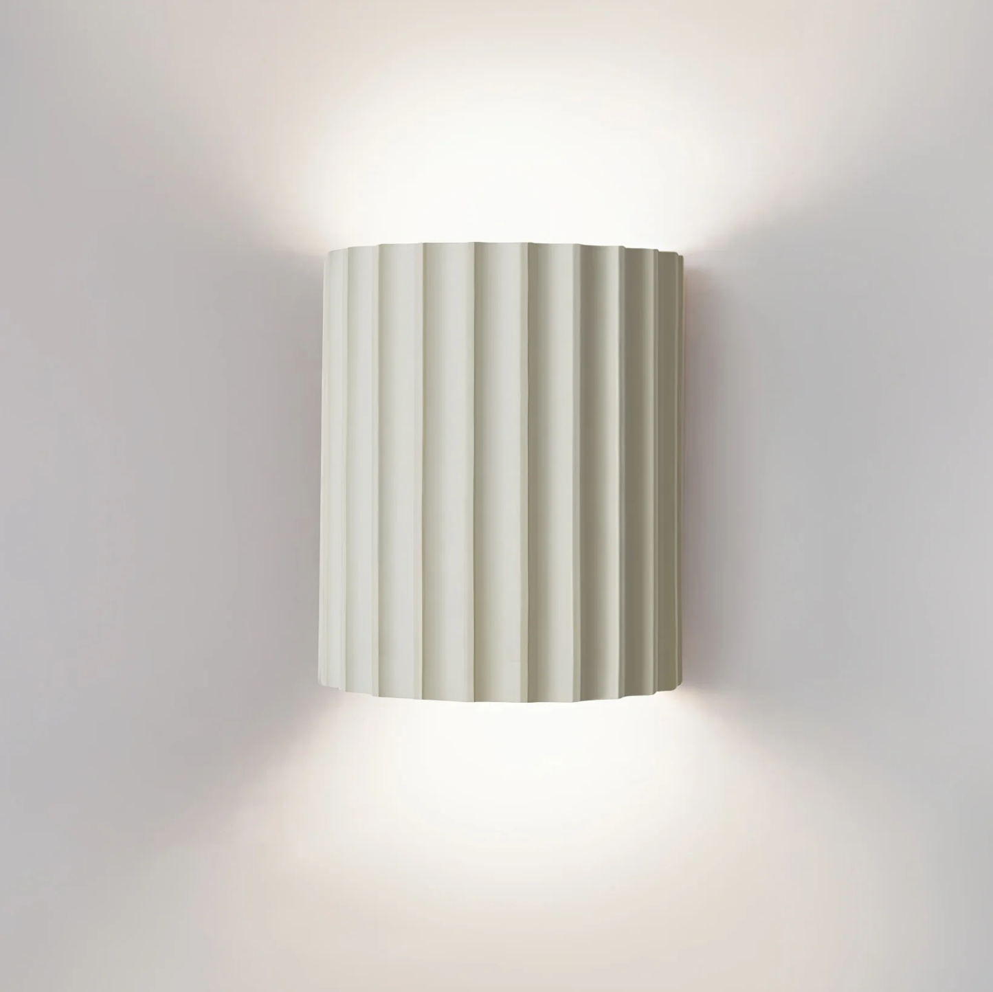 Lampa ścienna z karbowanej żywicy
