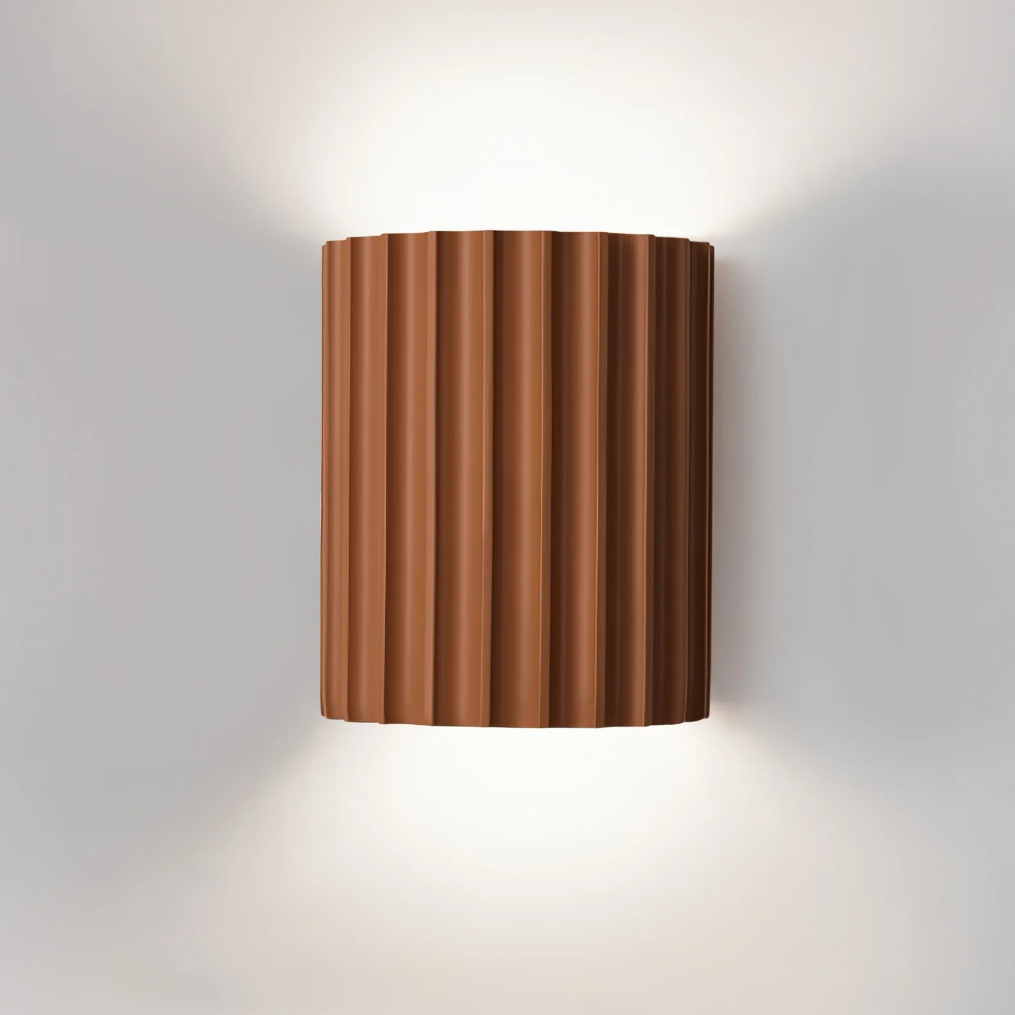 Lampa ścienna z karbowanej żywicy