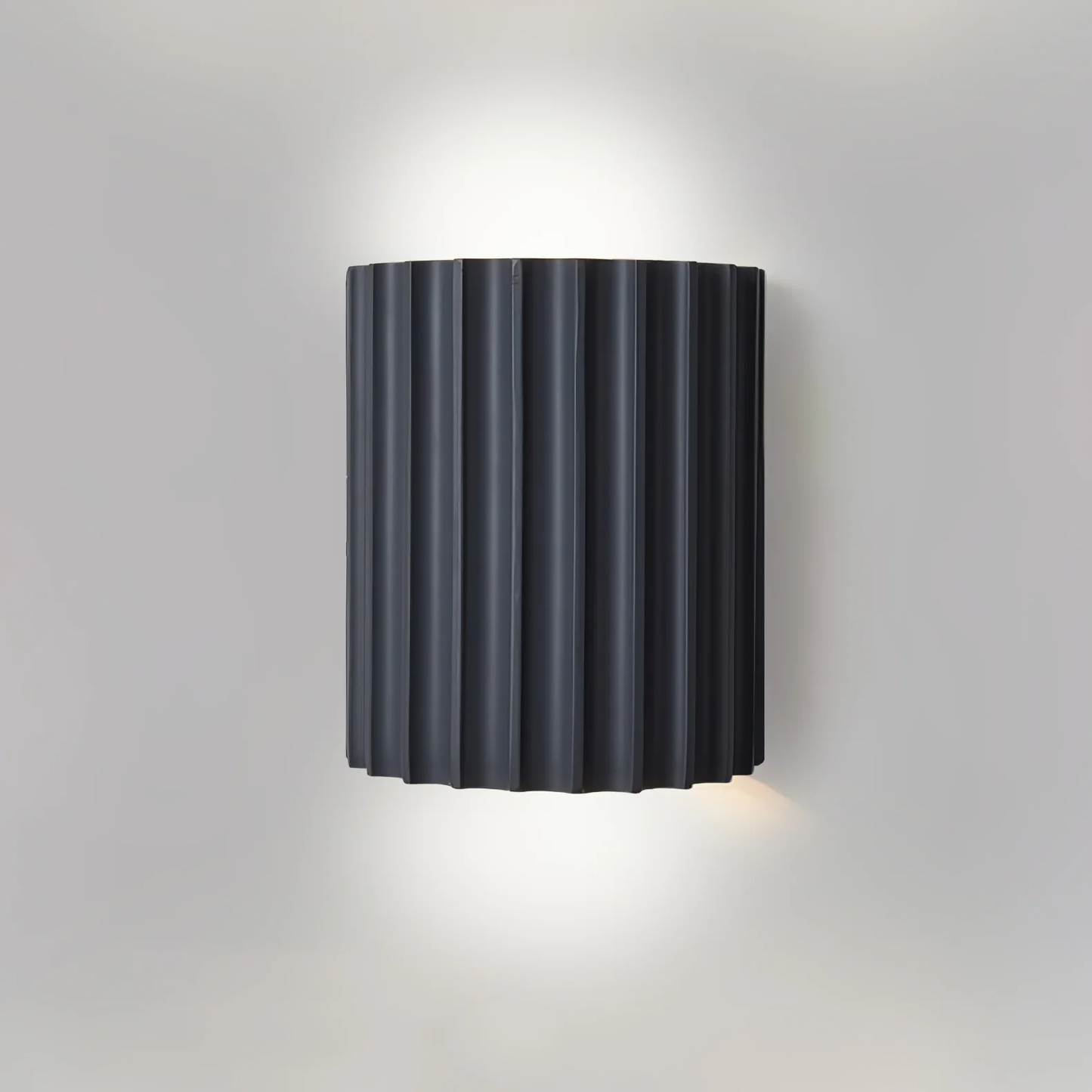 Lampa ścienna z karbowanej żywicy