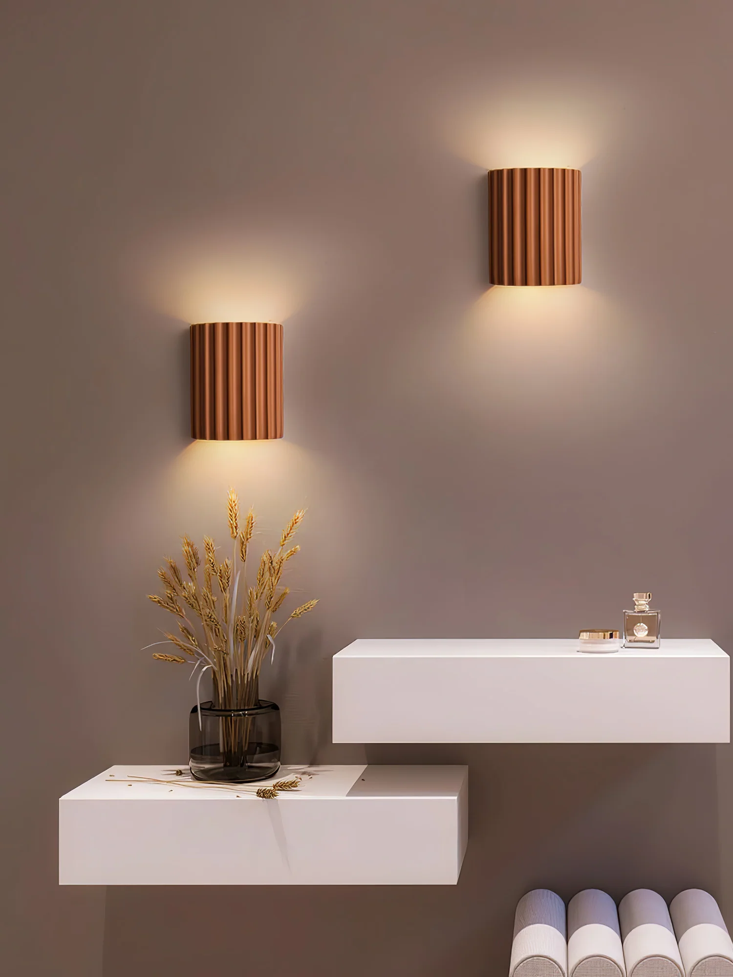 Lampa ścienna z karbowanej żywicy
