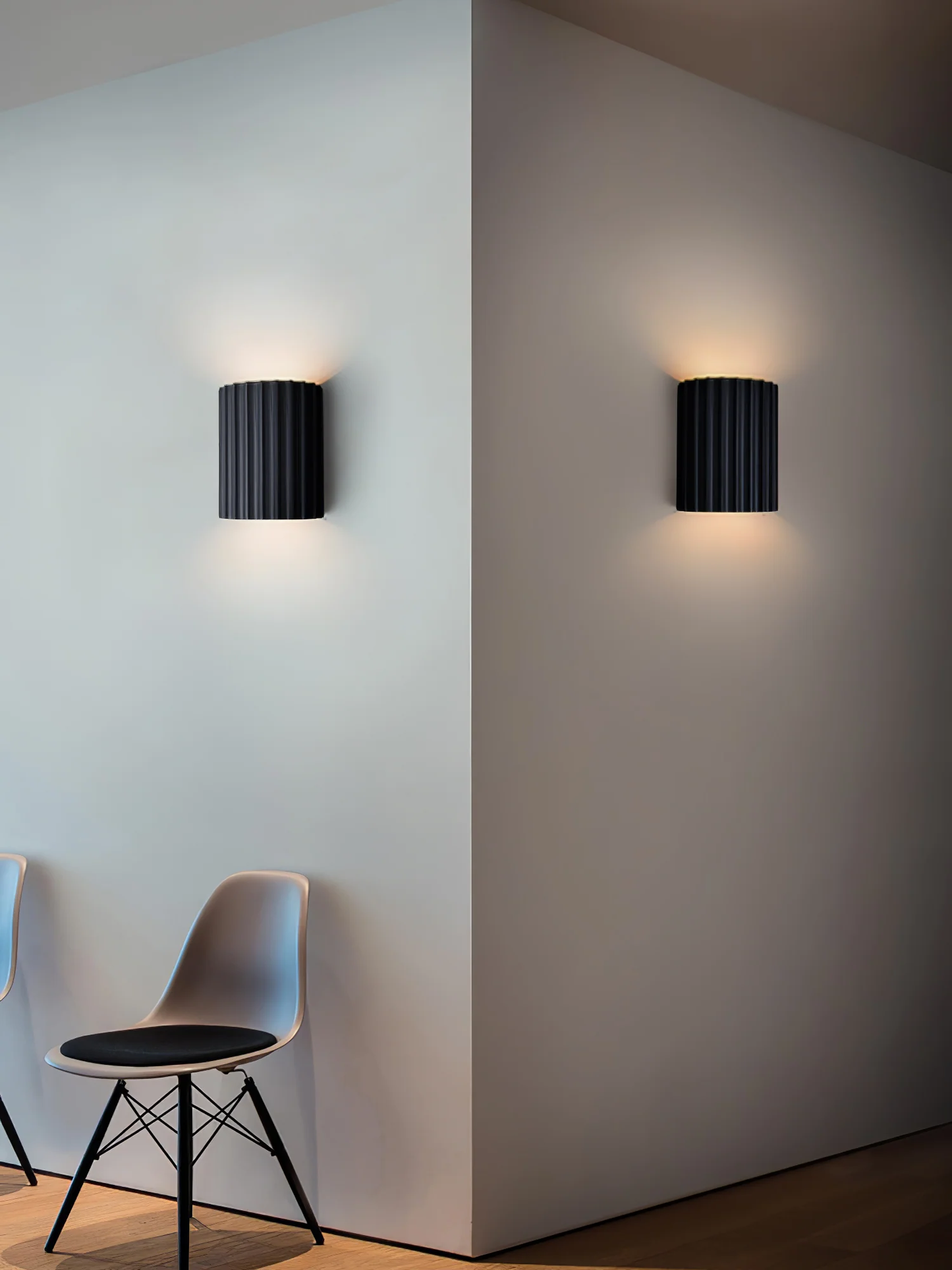 Lampa ścienna z karbowanej żywicy