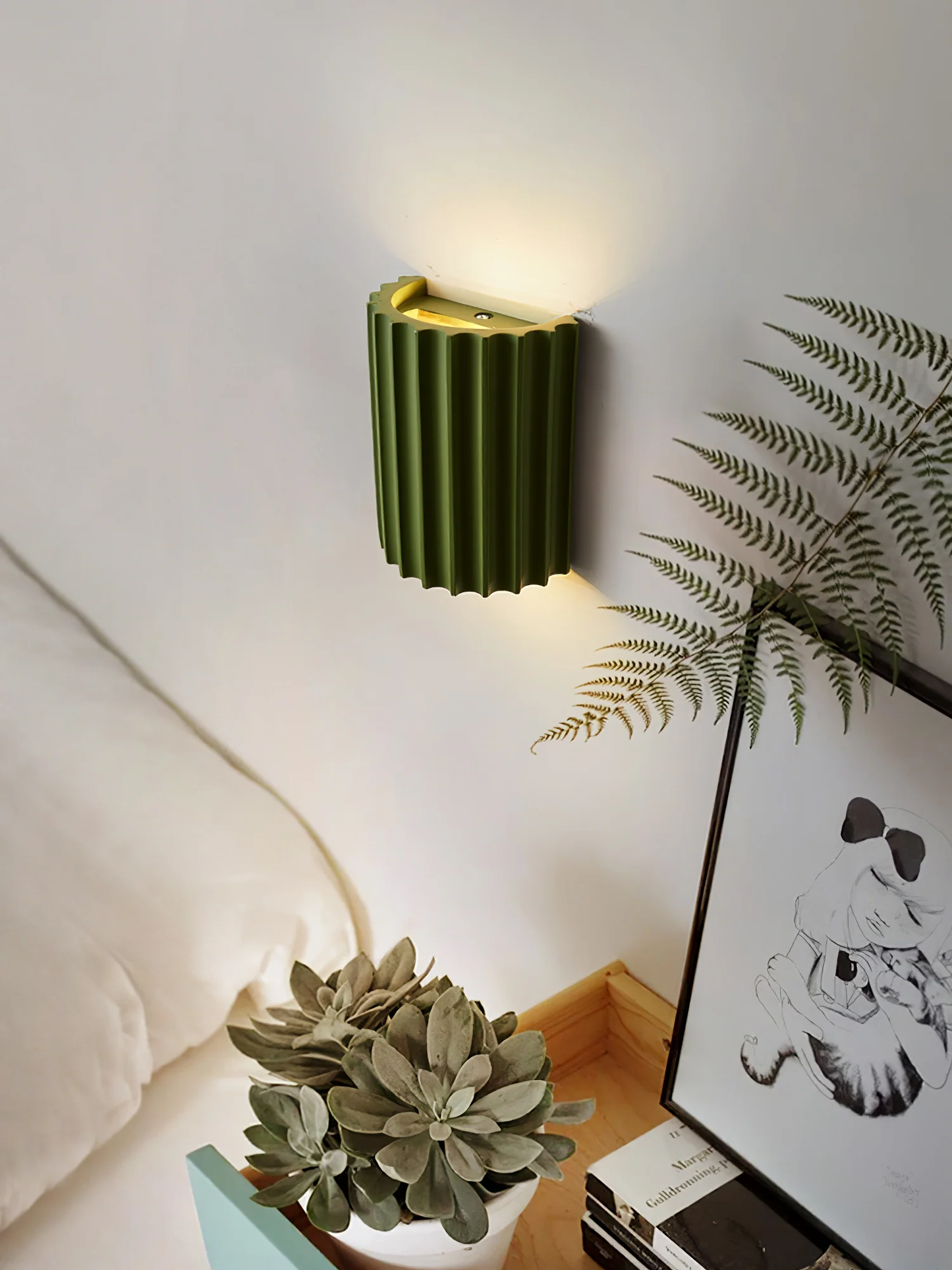 Lampa ścienna z karbowanej żywicy