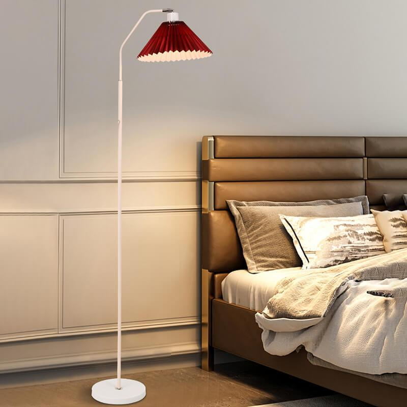 Minimalistyczna lampa stojąca z plisowanym kloszem z tkaniny