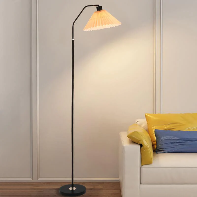 Minimalistyczna lampa stojąca z plisowanym kloszem z tkaniny