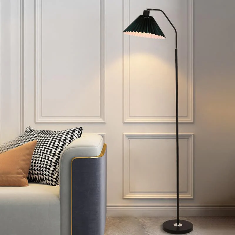 Minimalistyczna lampa stojąca z plisowanym kloszem z tkaniny