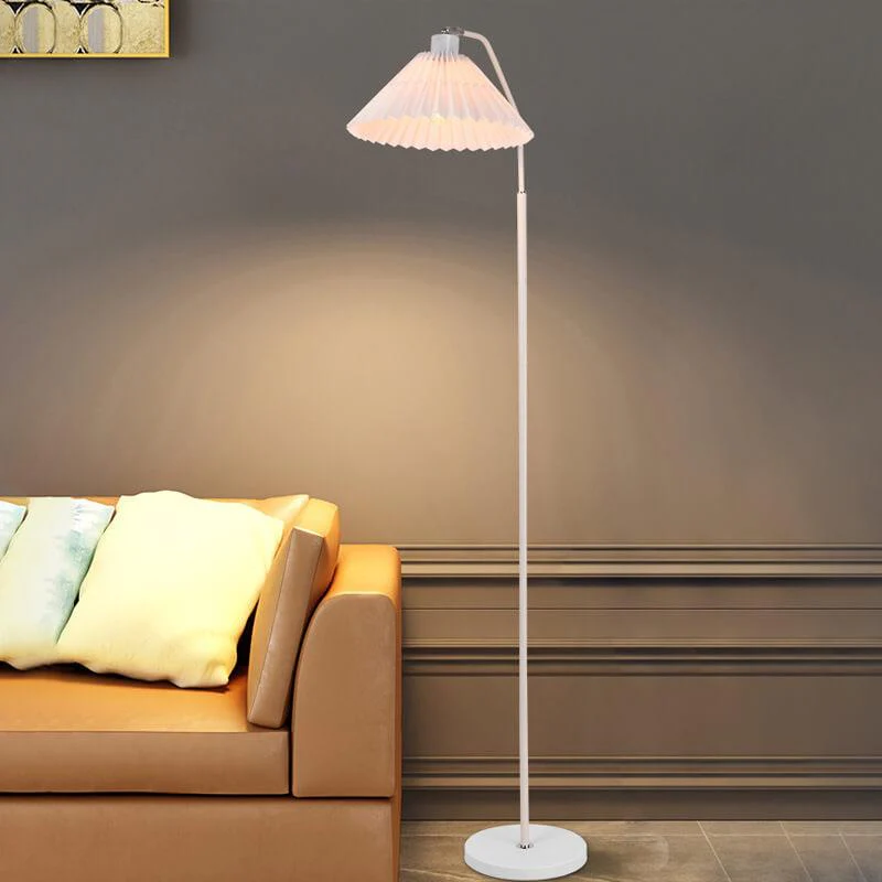 Minimalistyczna lampa stojąca z plisowanym kloszem z tkaniny