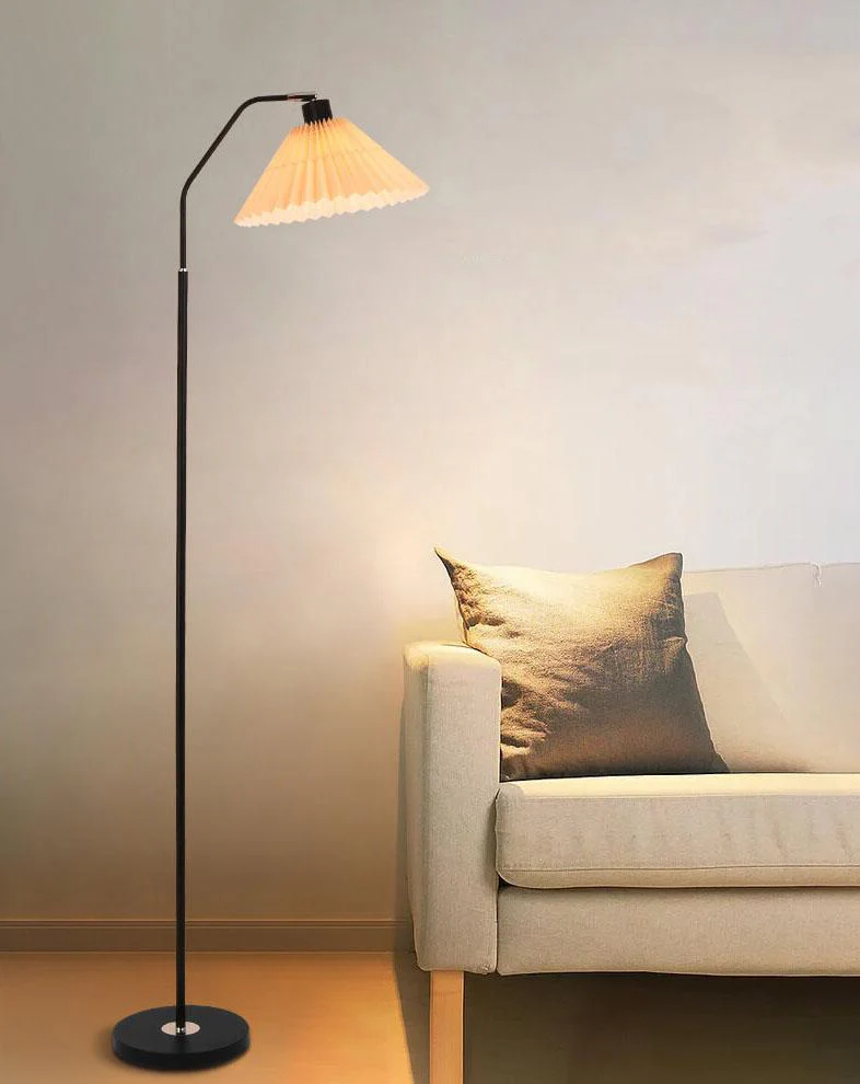 Minimalistyczna lampa stojąca z plisowanym kloszem z tkaniny