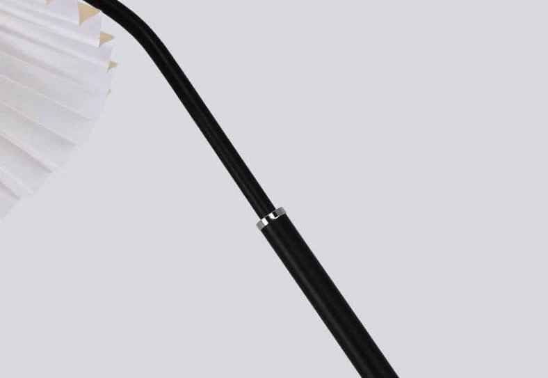 Minimalistyczna lampa stojąca z plisowanym kloszem z tkaniny