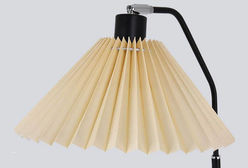 Minimalistyczna lampa stojąca z plisowanym kloszem z tkaniny