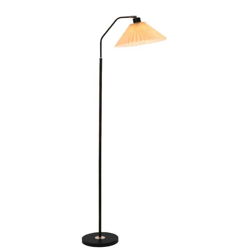 Minimalistyczna lampa stojąca z plisowanym kloszem z tkaniny
