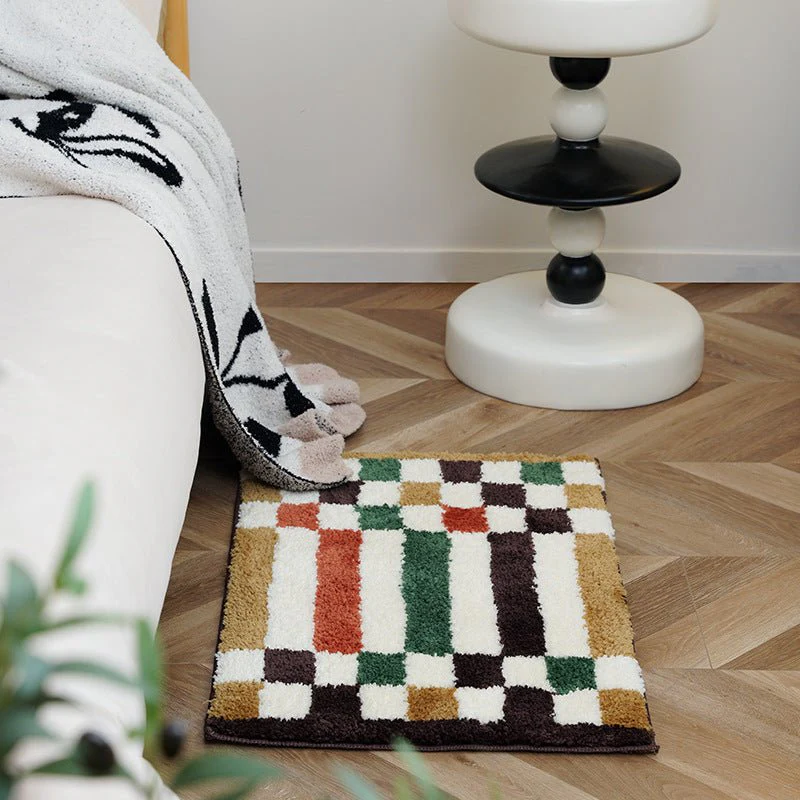 Dywanik łazienkowy w jaskrawe kratki i paski