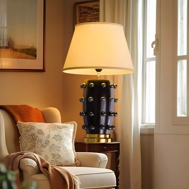 Nowoczesna lampa stołowa Ramon z ceramiczną podstawą i kloszem Linden
