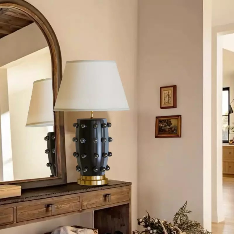Nowoczesna lampa stołowa Ramon z ceramiczną podstawą i kloszem Linden
