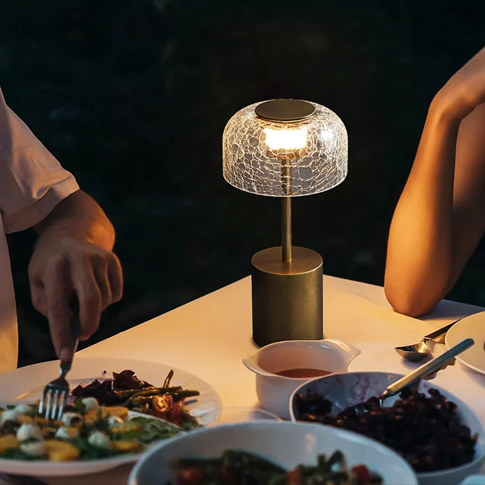 Lampka biurkowa ze szklaną obudową