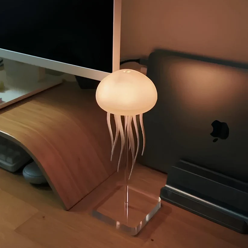 Lampa z motywem latającej meduzy