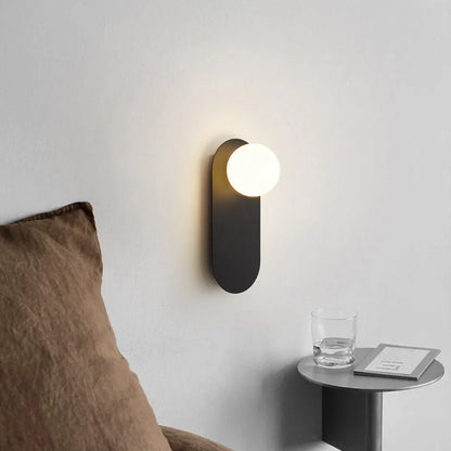 Minimalistyczna kinkietowa lampa ścienna z okrągłą szklaną podstawą