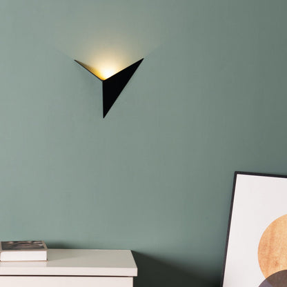Nowoczesny Kinkiet Ścienny LED w Trójkątnym Kształcie | Minimalistyczna Lampa na Ścianę w Czarnej, Białej lub Złotej Wersji 5