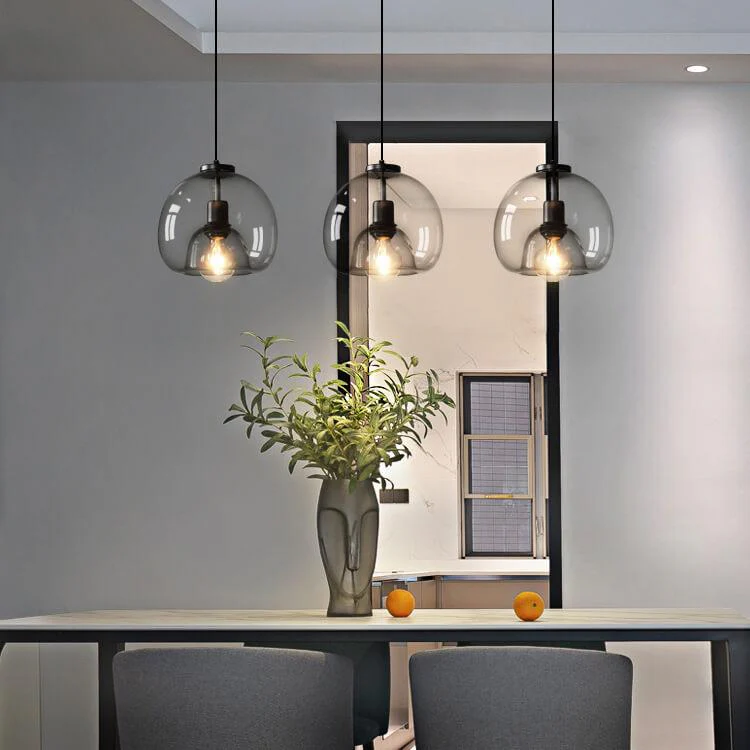 Minimalistyczna lampa wisząca z dmuchanego szkła