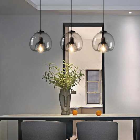 Minimalistyczna lampa wisząca z dmuchanego szkła