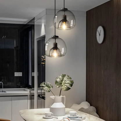 Minimalistyczna lampa wisząca z dmuchanego szkła