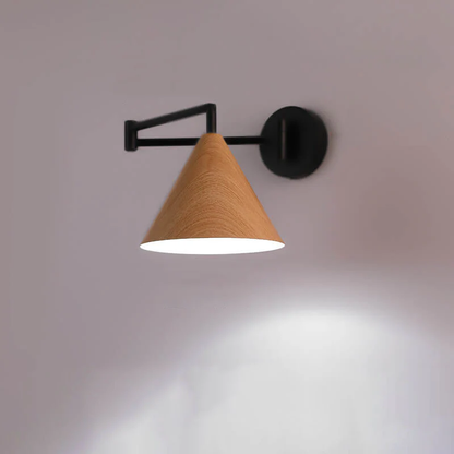 Minimalistyczna kinkietowa lampa ścienna z stożkowym kloszem i obrotowym ramieniem