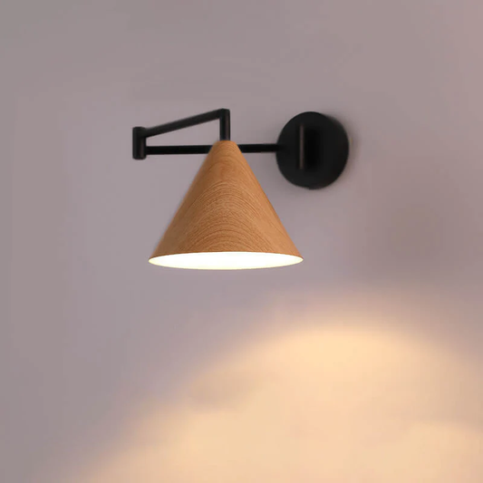 Minimalistyczna kinkietowa lampa ścienna z stożkowym kloszem i obrotowym ramieniem