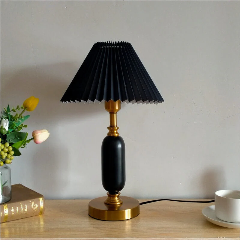 Retro stolní lampa s plisovaným stínidlem a sloupkovou základnou