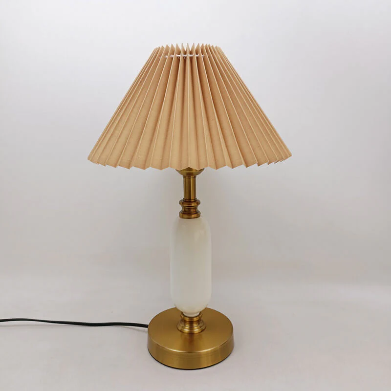 Retro stolní lampa s plisovaným stínidlem a sloupkovou základnou