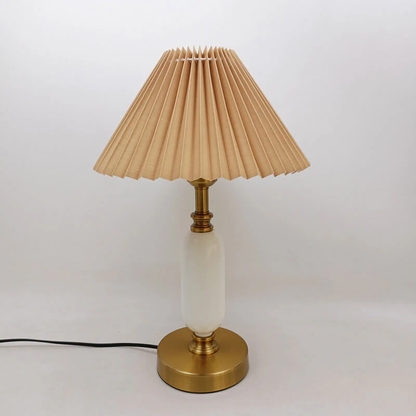 Retro stolní lampa s plisovaným stínidlem a sloupkovou základnou