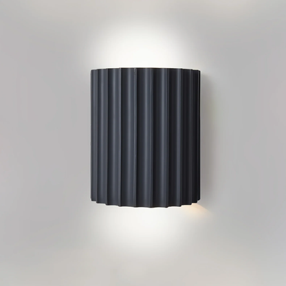 Lampa ścienna z karbowanej żywicy
